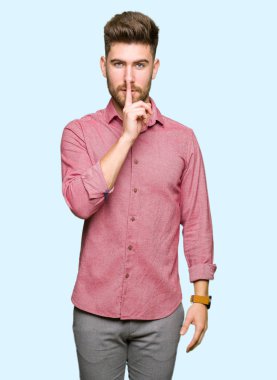 Genç yakışıklı iş casual adam dudaklarında parmak ile sessiz olmanı. Sessizlik ve gizli kavramı.