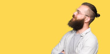 İkna ve kendine güvenen genç sarışın adam gözlük tarafına silahlarla seyir gülümseyen geçti