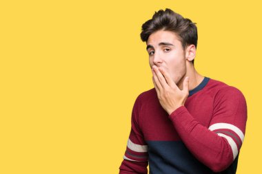 Yakışıklı delikanlı izole arka plan üzerinde el ile ağız kapsayan yorgun esneme sıkılmış. Restless ve uyku hali.