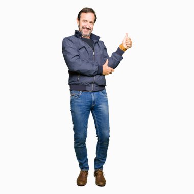 Yanına bir jest yapıyorsun gülümseyen gurur, arıyorum bir ceket giyen orta yaş yakışıklı adam yaşasın