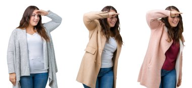 Güzel artı boyutu kadın kolaj izole arka plan üzerinde kış ceket giyiyor çok mutlu ve gülümsüyor uzağa baş el ile bakıyor. Arama konsepti.