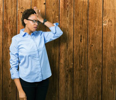 Genç güzel Afro-Amerikan iş kadını izole arka plan dokunmadan üzerinde hastalık ve ateş, grip ve soğuk, virüs hasta için alın