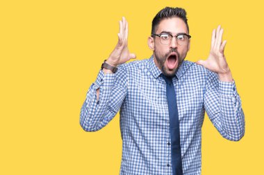 Üzerinde gözlük takan genç iş adamı deli kutluyor arka plan izole ve çığlık kaldırdı ve açık gözleri heyecanlı silah ile başarı için hayrete düşürdü. Kazanan kavramı