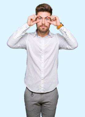 Genç yakışıklı iş adamı ile parmak, Uykulu ve sabah yorgunluk için yorgun gözlerini açmaya çalışıyor