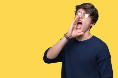 Bağırarak ve ağzı üzerinde el ile yan için çığlık izole arka plan üzerinde gözlük takan yakışıklı delikanlı. İletişim kavramı.