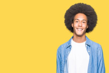 Bir mutlu ve serin afro saçlı genç Afro-Amerikan adam yüzünde gülümseme. Şanslı kişi.