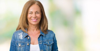 Birlikte izole arka plan eller üzerinde rahat denim ceket giyen güzel orta yaş kadın ve parmakları rahat ve neşeli gülümseyen geçti. Başarı ve iyimser