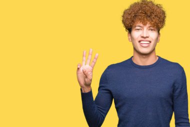 Gösterilen ve parmakları ile işaret afro saçlı Genç yakışıklı adam kendinden emin ve mutlu gülümseyerek iken üçüncü.