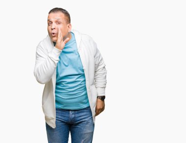 Üzerinde sweatshirt giyen orta yaş Arap adam arka plan el gizli söylenti söylüyor ağzına kötü amaçlı konuşma konuşma fısıldayan izole