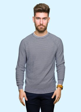 Çizgili süveter giyen genç yakışıklı adam depresif ve kızgın ve korkmuş ağlıyor sıkıntı için endişeleniyorum. Üzgün ifade.