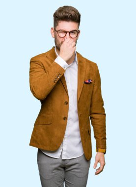 Bir şey pis ve iğrenç kokulu gözlük, dayanılmaz koku, holding nefes parmak ile burun üzerinde giyen genç yakışıklı iş adam. Kötü kokuyor kavramı.