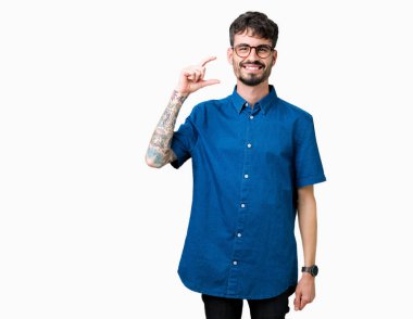 İzole arka plan gülümseyen ve süre seyir ve kamera boyutu işaret parmaklarıyla yapıyor el ile kendinden emin eller üzerinde gözlük takan yakışıklı delikanlı. Ölçü kavramı.