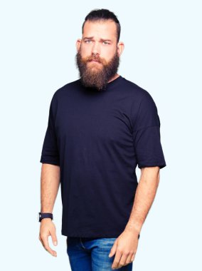 Genç sarışın adam rahat t-shirt giyen depresif ve kızgın ve korkmuş ağlıyor sıkıntı için endişeleniyorum. Üzgün ifade.