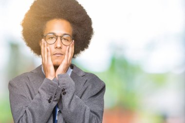 Gözlük yorgun el yüz, depresyon ve üzüntü, kapsayan giyen afro saçlı genç Afro-Amerikan iş adam üzgün ve sorun için tahriş