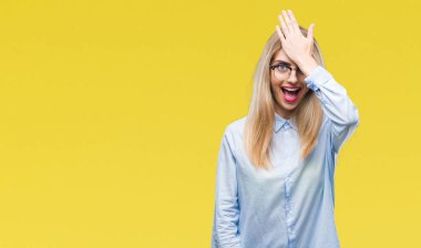 Genç güzel sarışın iş kadın gözlük izole arka kafasına hata için el ile sürpriz üzerinde hata hatırlıyorum. Unuttum, kötü bellek kavramı.