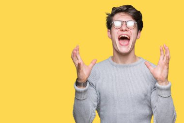 Yakışıklı delikanlı deli ve silah ile başarı için deli kutluyor izole arka plan üzerinde gözlük takan kaldırdı ve heyecanlı çığlık gözler kapalı. Kazanan kavramı