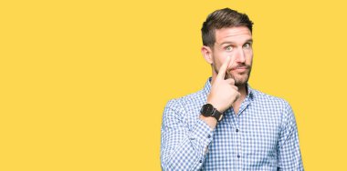 Mavi gözleri olan yakışıklı iş adamı sana jest izlerken göz Işaret, şüpheli ifade