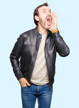 Siyah deri ceket bağırarak ve ağzı üzerinde el ile yan için çığlık giyen orta yaş yakışıklı adam. İletişim kavramı.