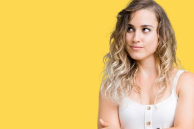 Genç güzel sarışın kadın görünümlü yan ve dik dik bakma uzağa düşünce gülümseyen izole arka plan üzerinde.