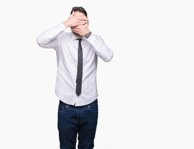 Genç yakışıklı iş adamı izole arka plan kaplaması gözler ve ağız el ile üzerinden gözlük takan şaşırttı ve şok. Duygu gizleme