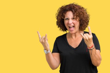 Güzel orta ager üst düzey kadın deli ifade rock simge elle yapıyor ile bağırarak izole arka plan yüzünden. Müzik yıldızı. Ağır kavramı.
