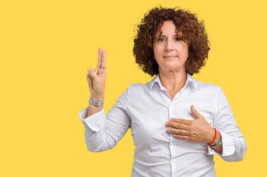 Güzel orta ager üst düzey businees kadın izole arka plan Swearing göğüs ve parmaklar, el ile bir sadakat sözü yemin yapma