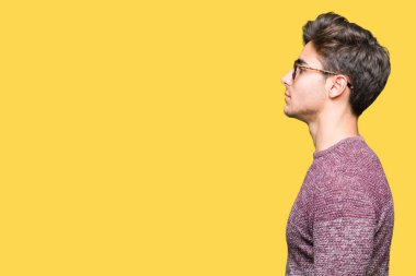 Genç yakışıklı adam gözlük izole arka tarafına, seyir üzerinde dinlenmek doğal yüz emin gülümseme ile pozuyla profili.