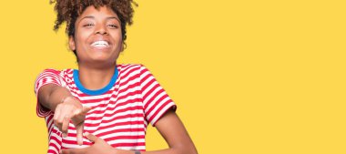 Güzel genç Afro-Amerikan kadın yüzünden izole arka plan sizin parmak el kamerasıyla göğüs üzerinde utanç ifadesi işaret eden gülme