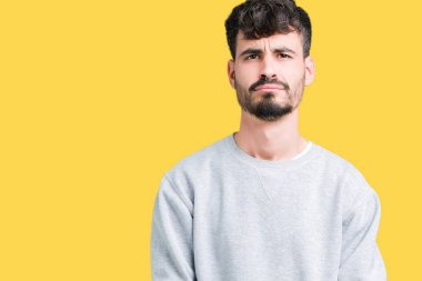 Yakışıklı delikanlı izole arka plan üzerinde sweatshirt giyen depresif ve kızgın ve korkmuş ağlıyor sıkıntı için endişeleniyorum. Üzgün ifade.