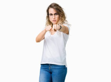 İzole arka plan kum yumruk dövüşü, saldırgan ve kızgın saldırı, tehdit ve şiddet üzerine gözlük güzel sarışın genç kadın