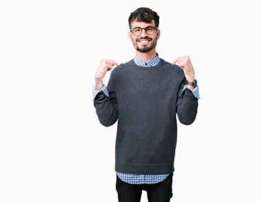 Genç yakışıklı yüzünde gülümseme ile kendinden emin görünüyorsun, kendini gururlu ve mutlu parmakları ile işaret izole arka plan üzerinde gözlük takan adam akıllı.