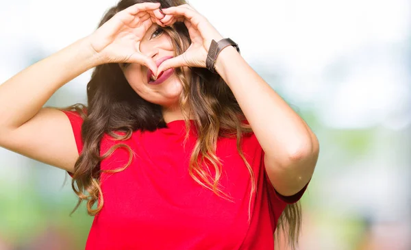 Jeune Belle Femme Portant Shirt Décontracté Forme Coeur Avec Main — Photo