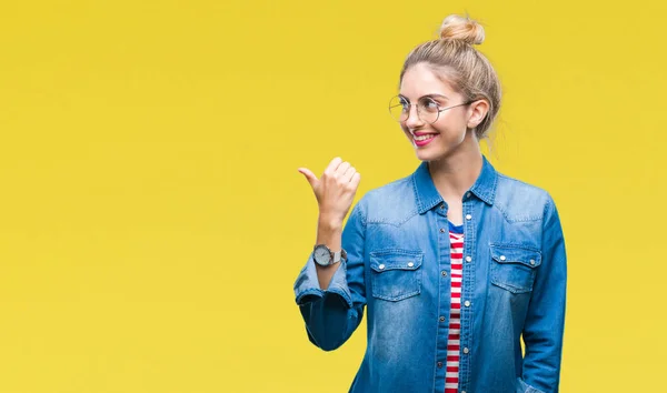 Joven Hermosa Mujer Rubia Con Gafas Sobre Fondo Aislado Sonriendo —  Fotos de Stock