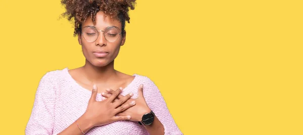 Hermosa Mujer Afroamericana Joven Con Gafas Sobre Fondo Aislado Sonriendo — Foto de Stock