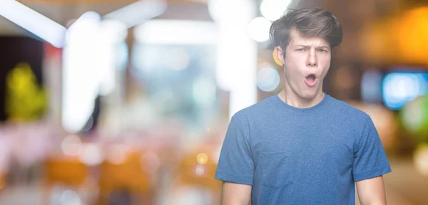 Ung Stilig Man Bär Blå Shirt Över Isolerad Bakgrund Chock — Stockfoto