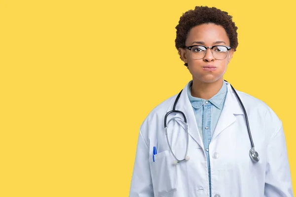 Joven Mujer Médica Afroamericana Con Abrigo Médico Sobre Fondo Aislado — Foto de Stock