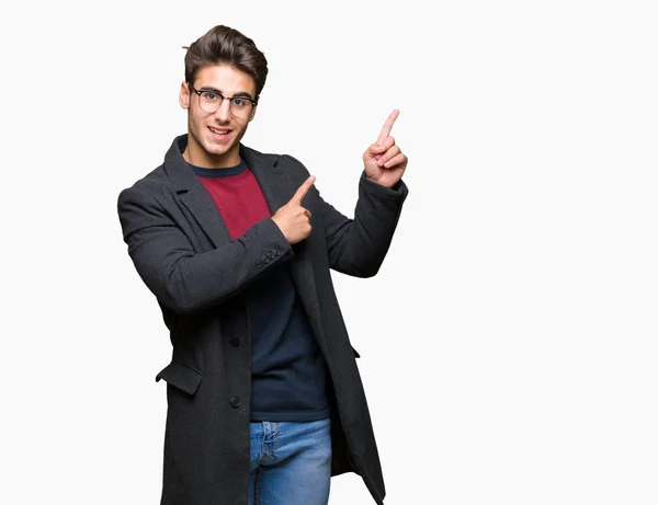 Joven Hombre Elegante Guapo Con Gafas Sobre Fondo Aislado Sonriendo — Foto de Stock