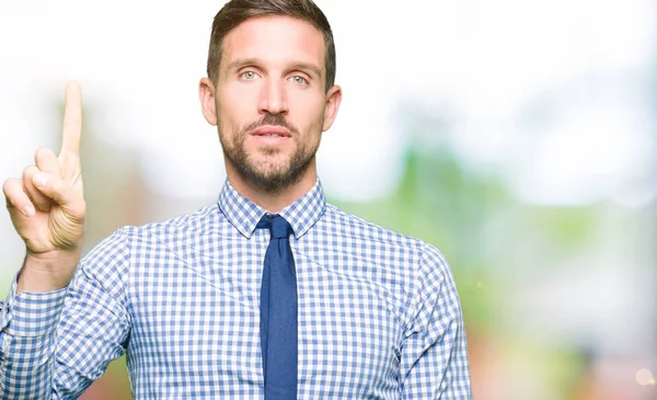 Hombre Negocios Guapo Con Corbata Mostrando Señalando Hacia Arriba Con —  Fotos de Stock