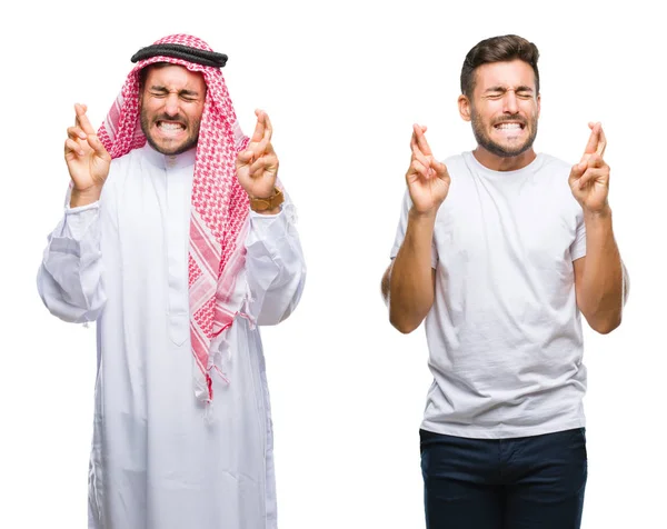 希望と目を閉じて指を横切って微笑む孤立した背景の上にハンサムな若者とアラブの男のコラージュ 運と迷信的な概念 — ストック写真