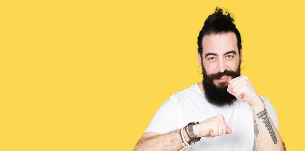 Joven Hipster Hombre Con Pelo Largo Barba Con Camiseta Blanca — Foto de Stock