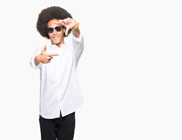 Молодий Афроамериканець Людиною Афро Волосся Носити Сонцезахисні Окуляри Посміхаючись Прийняття — стокове фото