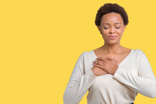 Mujer Afroamericana Joven Sobre Fondo Aislado Sonriendo Con Las Manos — Foto de Stock