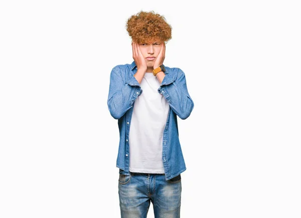 Jovem Homem Bonito Com Cabelo Afro Usando Casaco Ganga Mãos — Fotografia de Stock