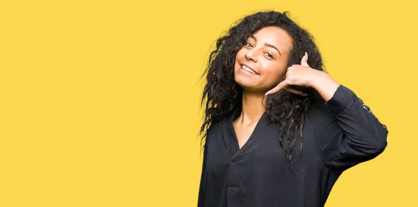 Jeune Belle Fille Aux Cheveux Bouclés Portant Une Robe Élégante — Photo