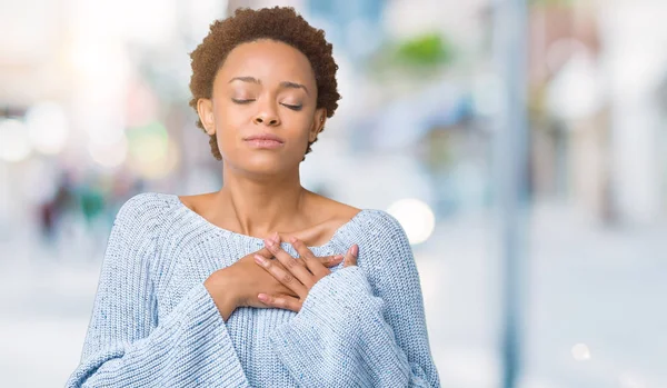 Joven Mujer Afroamericana Hermosa Vistiendo Suéter Sobre Fondo Aislado Sonriendo — Foto de Stock