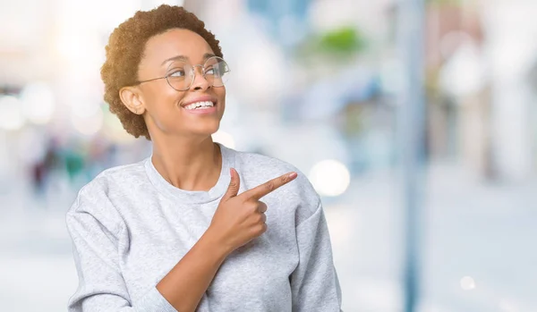 Giovane Bella Donna Afroamericana Che Indossa Occhiali Sfondo Isolato Allegro — Foto Stock