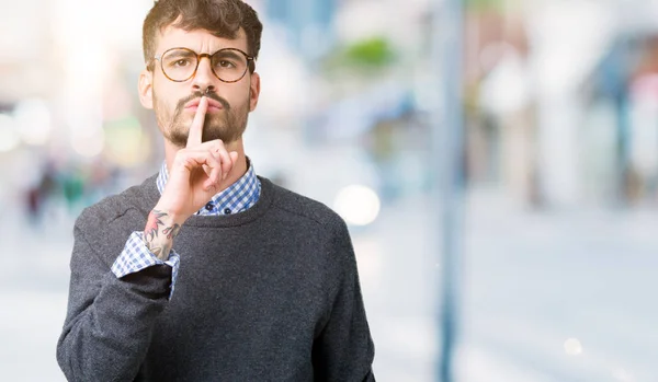 Ung Vacker Smart Man Bär Glasögon Över Isolerad Bakgrund Ber — Stockfoto
