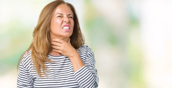 Vackra Medelålders Kvinna Bär Ränder Tröja Över Isolerade Bakgrund Att — Stockfoto