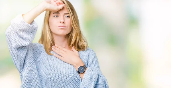 Mulher Bonita Vestindo Camisola Azul Sobre Fundo Isolado Testa Tocante — Fotografia de Stock