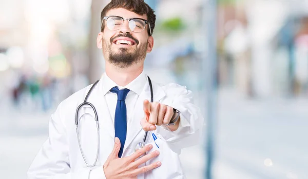 Młody Lekarz Mężczyzna Noszenie Szpitala Płaszcz Białym Tle Śmiejąc Się — Zdjęcie stockowe
